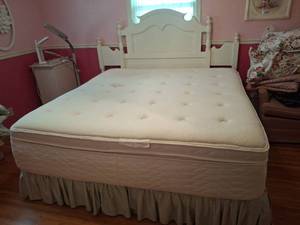 lot 5 image: King Size Bed - Sealy Posturepedic York Memory Foam Boxtop Mattress Set, Headboard and Frame