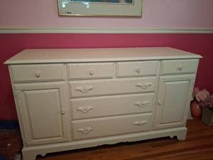 lot 6 image: Cream Painted Dresser
