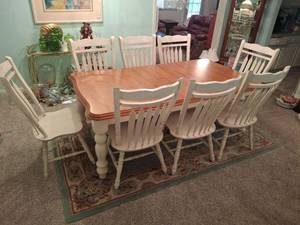 lot 7 image: Dining Table with 8 Chairs