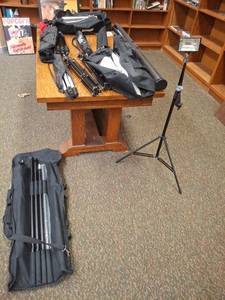 lot 1014 image: Photography Lighting Kit with Tripod Stand Light Reflector and Cases