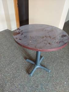 lot 1037 image: Round Table with Pedestal Base