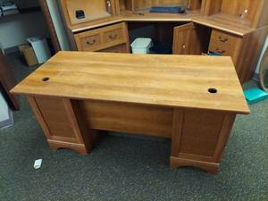 lot 1045 image: Executive Office Desk with Hutch