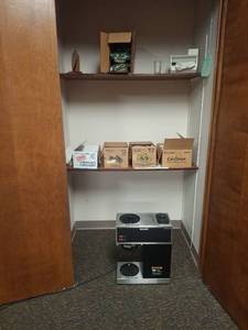lot 1054 image: Bunn Coffee Maker with Cafe Delight Sugar Packets Lot