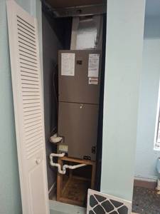 lot 1056 image: AC Condenser Unit and Air Handler - Buyer responsible for removal.