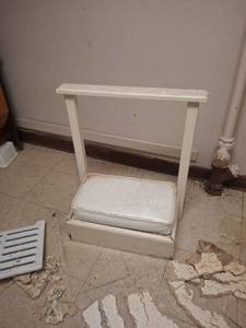 lot 1060 image: Kneeler