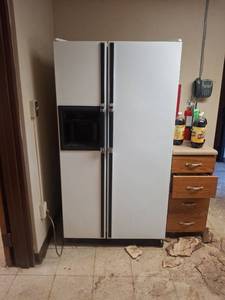 lot 1062 image: Kenmore Side-by-Side Refrigerator