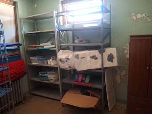 lot 1070 image: 2 Metal Shelves - Upstairs