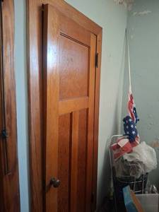 lot 1076 image: Doors and Louvers in Upstairs Section - 14 doors and 6 louvers