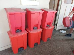 lot 1079 image: Rubbermaid Waste Can - Lot of 6