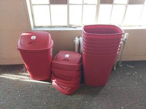 lot 1081 image: Lot of 8 Red Trashcans
