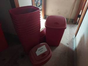 lot 1085 image: Sterilite SwingTop Trash Can - Lot of 10