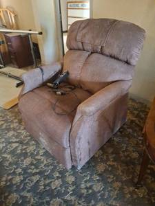 lot 1090 image: Lift chair