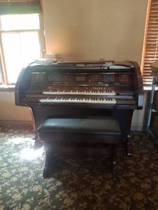 lot 1092 image: Lowrey Organ Electronic Keyboard