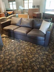 lot 1093 image: Couch