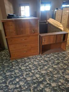 lot 1095 image: Chest of Drawers and Cabinet