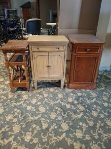 lot 1104 image: 3 End Tables
