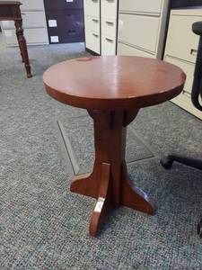 lot 1138 image: Round Pedestal Side Table
