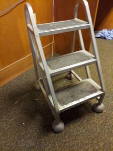 lot 1142 image: Rolling 3-step ladder