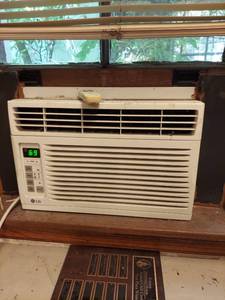 lot 1144 image: LG Window Air Conditioner with Remote