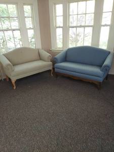lot 1150 image: 2 Love Seats