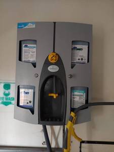 lot 1169 image: Diversey QuattroSelect 4-Compartment Chemical Dispenser System