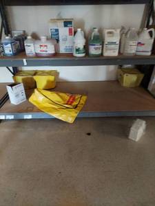 lot 1174 image: Contents on Shelf - Cleaning Supplies