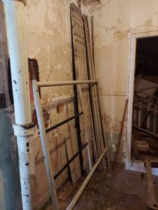 lot 1215 image: Scaffolding - 6 uprights, 6 x braces, 1 plank, box of pins, 2 wheels