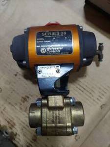 lot 1033 image: SERIES 39 Pneumatic Control Valve with Actuator