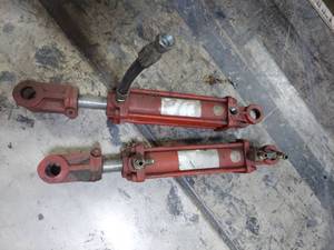 lot 1048 image: (2) Hydraulic Cylinders