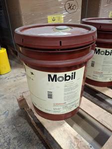 lot 1105 image: Mobil Velocite #6 Spindle Oil ISO VG 10
