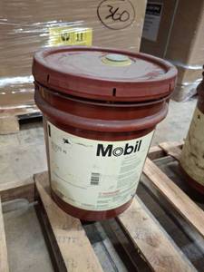 lot 1106 image: Mobil Velocite #6 Spindle Oil ISO VG 10
