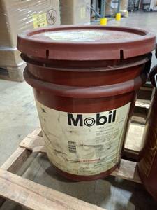 lot 1115 image: Mobil Velocite #6 Spindle Oil 5 Gallon Bucket