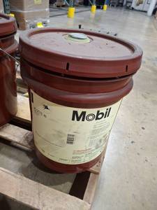 lot 1299 image: Mobil Velocite #6 Spindle Oil ISO VG 10