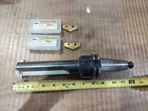 lot 1303 image: Briney V40E-125-200 Tool Holder with CFT SH-22030S-125L Spade Drill and SU334 Inserts
