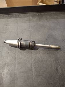lot 1371 image: Briney V40BR-32-400 CAT40 Tool Holder with RRT 24006410 Reamer