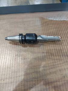 lot 1444 image: Briney V40E-125-425 Holder with Allied 15031C-3 Drill Chamfer