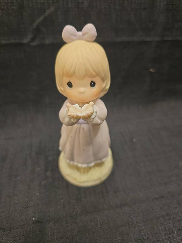 lot 1356 image: Enesco Precious Moments Sharing A Gift of Love 1991 Limited Edition 527114