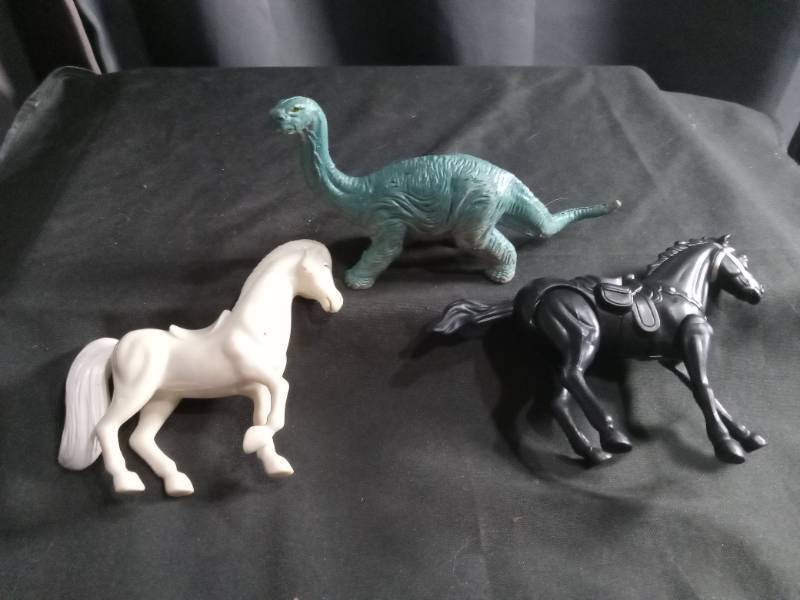 lot 6827 image: Animal Figurine Lot 3 Pieces Horse Dinosaur