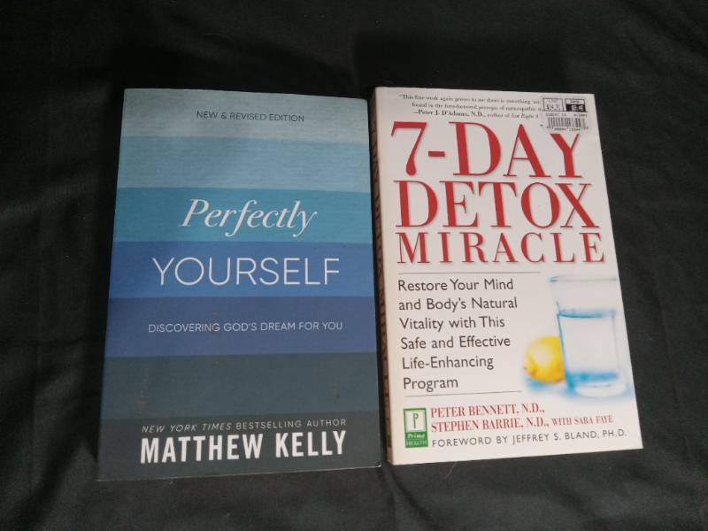 lot 60387 image: 2 Books Perfectly Yourself by Matthew Kelly and 7-Day Detox Miracle