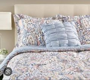 lot 9534 image: Full Cotton Paisley ReversibleComforter Set by Kim Gray