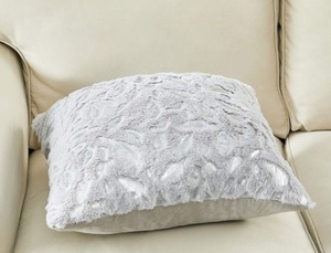 lot 9612 image: $49 G.I.L.I. 16 x 16 Faux Fur Pillows Pillows Silver -Set of 2