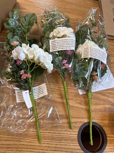 lot 9662 image: 20 Hydrangea picks set of 3