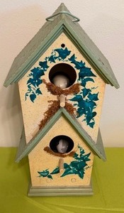 lot 511 image: Birdhouse