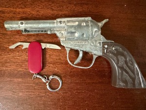 lot 516 image: Vintage Toy Gun and a Pocket Knife