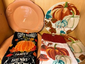 lot 12 image: Madeira Harvest (4) and Pumpkin Plates (2), Autumn Themed Hand Towels
