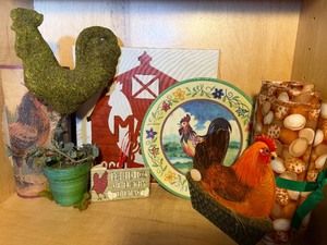 lot 28 image: Chicken Decor - Topiary, Wall Decor, Plates and More