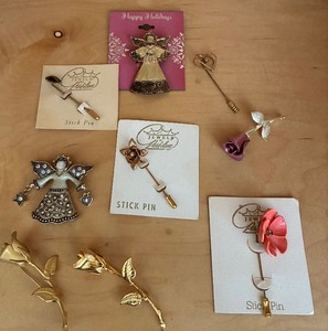 lot 537 image: Jewelry - Stick Pins, Brooches