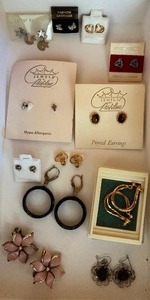 lot 538 image: Jewelry - Earrings
