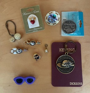 lot 539 image: Jewelry - Pins, Keychains and More