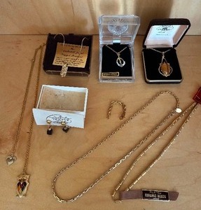 lot 541 image: Jewelry - Chains, Pendants and More